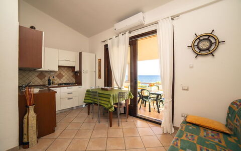 Trilocale Apartments Seaside: Mueble, Piso, Suelo, Diseño De Interiores, Silla, Mar, Mesa, Cocina Y Comedor Mesa, Manchas De Madera, Oceano