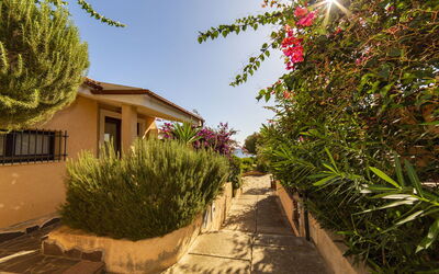 Trilocale Apartments Seaside: Arbusto, Casa, Jardín, Paisajismo, Sombra, Entrada De Coches, Yarda, Hacienda, Pasarela, Patio Interior