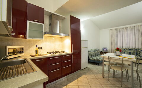 Villino Trilocale Apartments Seaside: Cocina, Aparato De Cocina, Piso, Diseño De Interiores, Electrodoméstico, Mostrador, Madera, Suelo, Mueble, Techo