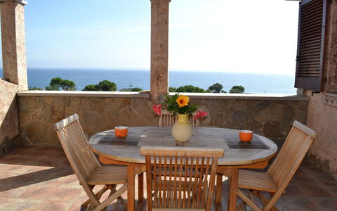 Villino Trilocale Apartments Seaside: Mueble, Mueble Para Exteriores, Mesa, Madera, Silla, Mesa Al Aire Libre, Suelo, Cocina Y Comedor Mesa, Mesa De Café, Mar