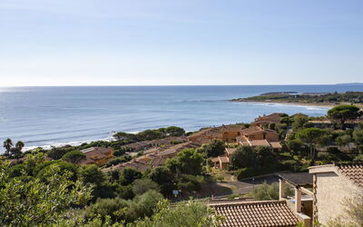 Villetta Seaside Sardegna: Cielo, Azul, Agua, Horizonte, Costa, Verano, Mar, Barrio Residencial, Costeras Y Los Accidentes Geográficos Oceánico, Paisaje