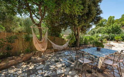 Doxina: Mueble, Mueble Para Exteriores, Losa, Silla, Jardín, Sombra, Patio Interior, Paisajismo, Mesa Al Aire Libre, Maceta