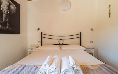 Doxina: Suelo, Casa, Puerta, Departamento, Techo, Balcón, Marco De La Cama, Cama, Manchas De Madera, Hotel