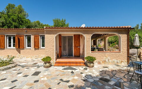 Doxina: Puerta, Casa, Cabaña, Maceta, Inmuebles, Losa, Sombra, Jardín, Hormigón, Patio