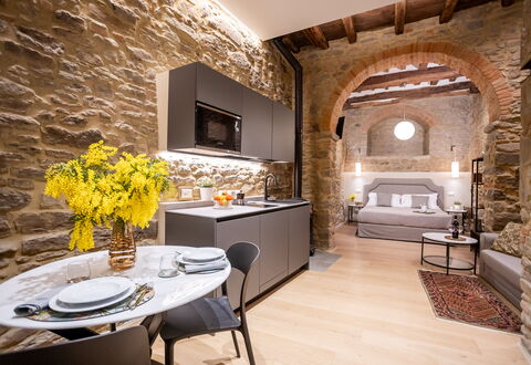 Maccari Suite: Diseño De Interiores, Mueble, Piso, Sala, Techo, Pared De Piedra, Sofá, Silla, Lámpara