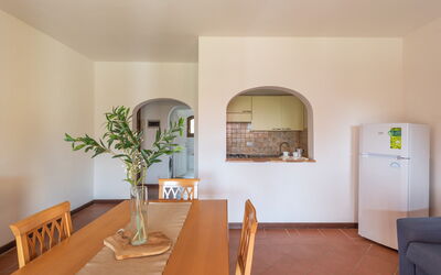 Medusa Apartment: Diseño De Interiores, Piso, Suelo, Techo, Mueble, Cocina Y Comedor Mesa, Habitación, Manchas De Madera, Departamento, Comedor