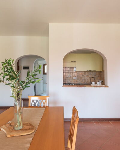 Apartments In Country Village Near Stintino: Diseño De Interiores, Piso, Suelo, Techo, Mueble, Cocina Y Comedor Mesa, Habitación, Manchas De Madera, Departamento, Comedor