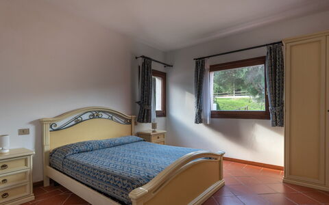 Apartments With Pool Country Village, Stintino: Cama, Habitación, Mueble, Diseño De Interiores, Sábana, Madera, Piso, Lecho, Habitación, Suelo