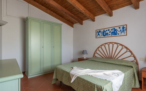 Villetta Mare Blu With Pool, Country Village, Stin: Habitación, Diseño De Interiores, Piso, Cama, Suelo, Mueble, Sábana, Lecho, Marco De La Cama, Habitación