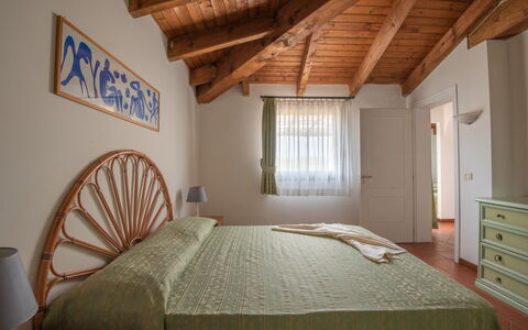Villetta Mare Blu With Pool, Country Village, Stin: Cama, Diseño De Interiores, Mueble, Habitación, Sábana, Lecho, Madera, Techo, Piso, Linos