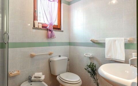 Casa Pavoncelle Apartments In Gallura: Asiento Del Baño, Arreglo De Tubería, Baño, Baño, Diseño De Interiores, Piso, Lavabo, Suelo, Lavabo Del Baño, Plomería