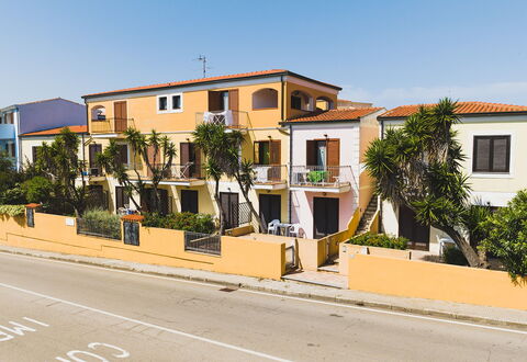Casa Pavoncelle Apartments In Gallura: Edificio, Ventana, Barrio Residencial, By, Fachada, Barrio, Casa, Casa, Diseño Urbano, Asentamientos Humanos