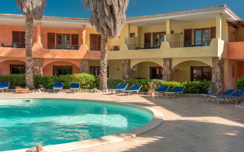 Casa D'orso Green Village Sardegna: Agua, Planta, Edificio, Propiedad, Ventana, Azur, Arquitectura, Árbol, Cielo, Ocio