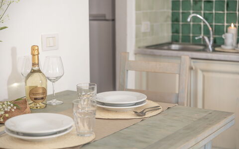 Casa D'orso Green Village Sardegna: Mueble, Vajilla, Vajilla, Mesa, Grifo, Lavabo, Gabinetes, Madera, Diseño De Interiores, Drinkware