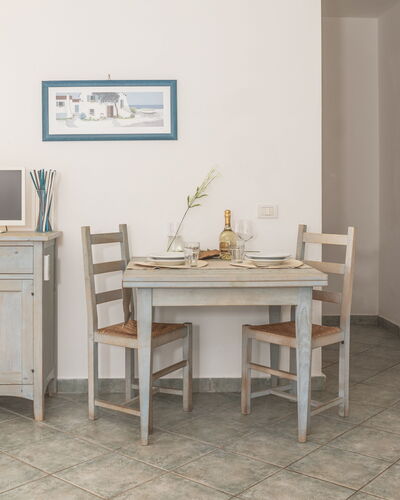 Casa D'orso Green Village Sardegna: Mesa, Gabinetes, Mueble, Propiedad, Edificio, Escritorio, Cajón, Silla, Encendiendo, Escritorio De Computadora