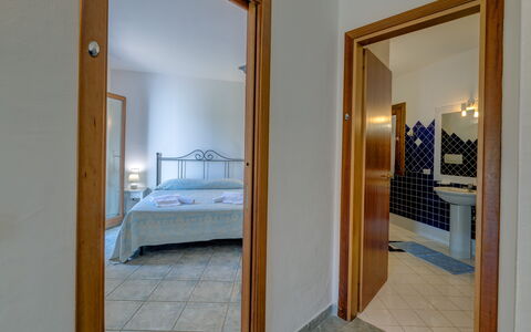 Casa Faro Green Village Sardegna: Edificio, Mueble, Comodidad, Azur, Marco De La Cama, Espejo, Madera, Cama, Suelo, Madera Dura