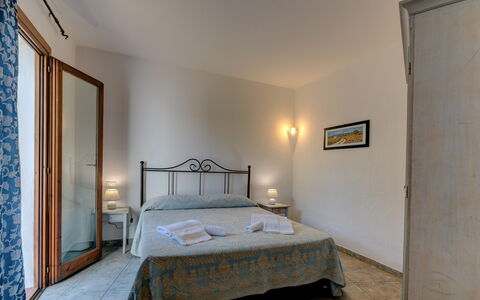 Casa Faro Green Village Sardegna: Mueble, Edificio, Comodidad, Azur, Azul, Madera, Textil, Cama, Marco De La Cama