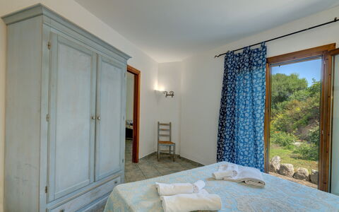 Casa Faro Green Village Sardegna: Propiedad, Azur, Madera, Encendiendo, Diseño De Interiores, Suelo, Puerta, Piso, Sombra