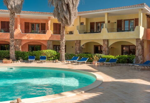 Casa Faro Green Village Sardegna: Agua, Planta, Edificio, Propiedad, Ventana, Azur, Arquitectura, Árbol, Cielo, Ocio