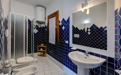 Casa Faro 2 Green Village Sardegna: Grifo, Espejo, Arreglo De Tubería, Lavabo, Propiedad, Lavabo Del Baño, Baño, Púrpura, Encendiendo, Diseño De Interiores