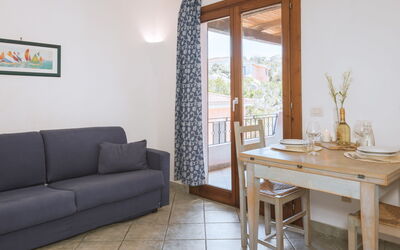 Casa Caletta: Mesa, Mueble, Sofá, Ventana, Madera, Edificio, Arquitectura, Comodidad, Diseño De Interiores, Sala