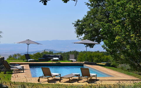 Villa Il Troscione: Piscina, Sunlounger, Mueble Para Exteriores, Sombra, Recurso, Jardín, Paisajismo, Eco Hotel, Sillón, Paraguas
