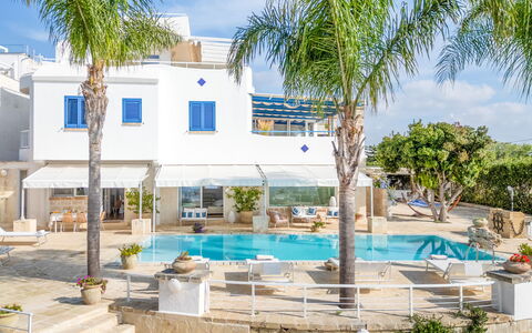 Villa Solemare: Azul, Piscina, Mueble Para Exteriores, Paraguas, Recurso, Silla, Sombra, Sunlounger, Inmuebles, Hotel
