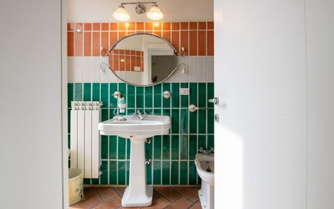 Villa Solemare: Diseño De Interiores, Arreglo De Tubería, Plomería, Grifo, Lavabo Del Baño, Loseta, Baño, Lámpara, Lavabo, Pintar