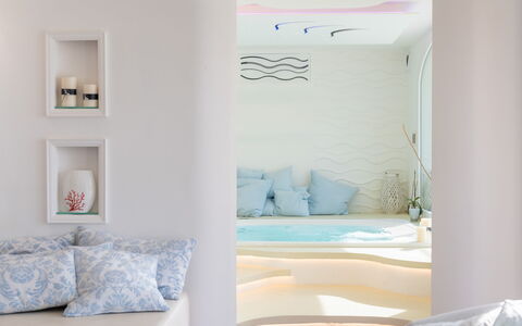 Villa Solemare: Diseño De Interiores, Encendiendo, Casa, Mueble, Suelo, Habitación, Habitación, Techo, Almohada, Cama