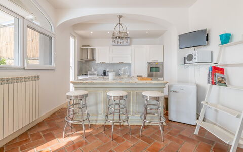 Villa Solemare: Mueble, Diseño De Interiores, Piso, Suelo, Madera, Techo, Cocina, Mostrador, Gabinetes, Casa