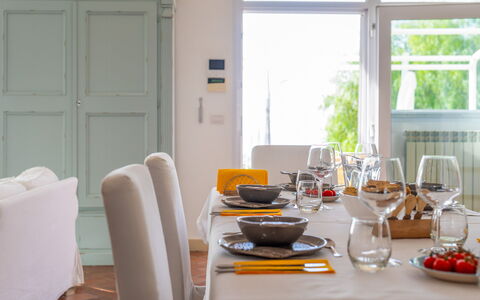 Villa Solemare: Mueble, Diseño De Interiores, Vajilla, Mesa, Comedor, Silla, Cocina Y Comedor Mesa, Textil, Casa, Habitación