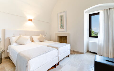 Masseria Ceratonia: Piso, Habitación, Suelo, Diseño De Interiores, Techo, Mueble, Cama, Lecho, Sábana, Marco De La Cama