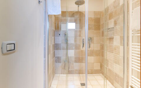 Masseria Ceratonia: Piso, Suelo, Diseño De Interiores, Baño, Arreglo De Tubería, Puerta De La Ducha, Loseta, Ducha, Plomería, Habitación