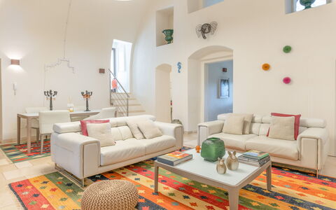 Masseria Ceratonia: Mueble, Diseño De Interiores, Piso, Sofá, Pared, Suelo, Sala, Madera, Techo, Habitación