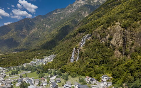 Borgonuovo Waterfall'S House: Montaña, Accidentes Geográficos Montañosas, Naturaleza, Vegetación, Colina, Paisaje Natural, Tierras Altas, Paisaje, Hill Station, Terreno