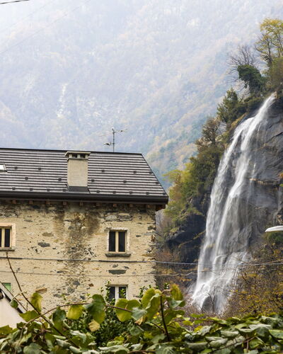Borgonuovo Waterfall'S House: Piscina, Recurso, Material Compuesto, Mueble Para Exteriores, Sombra, Hotel, Eco Hotel, Fuente De Agua, Thermae
