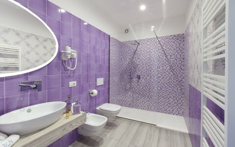Villa Neranyum: Arreglo De Tubería, Piso, Diseño De Interiores, Suelo, Baño, Baño, Lavabo, Grifo, Plomería, Lavabo Del Baño