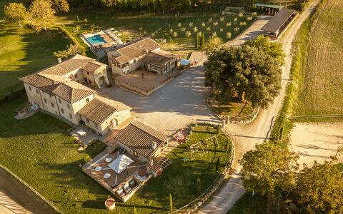 La Capanna, Borgo Campassini, Monteriggioni: Barrio Residencial, Casa, Casa, Inmuebles, Paisaje, Llanura, El Terreno Del Lote, Área Rural, Asentamientos Humanos, Cabaña