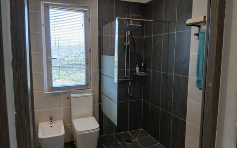 Villa dei Sogni: Arreglo De Tubería, Asiento Del Baño, Baño, Baño, Piso, Suelo, Diseño De Interiores, Plomería, Loseta, Vaso