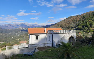 Villa dei Sogni: Accidentes Geográficos Montañosas, Casa, Colina, Barrio Residencial, Montaña, Arquitectura, Casa, Tierras Altas, Techo, Paisaje