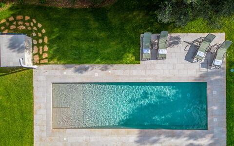 Trullo Brenda: Azul, Piscina, Material Compuesto, Jardín, Fuente De Agua, Patio Interior, Paisajismo, Sombra, Césped Artificial, Losa