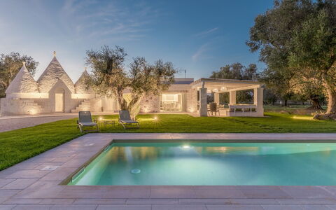Trullo Brenda: Jardín, Césped, Inmuebles, Paisajismo, Piscina, Parque, Yarda, Casa De Campo, Villa, Mansión