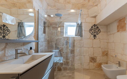 Trullo Brenda: Pared, Piso, Arreglo De Tubería, Suelo, Diseño De Interiores, Loseta, Baño, Techo, Grifo, Lavabo