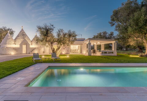 Trullo Brenda: Jardín, Césped, Inmuebles, Paisajismo, Piscina, Parque, Yarda, Casa De Campo, Villa, Mansión