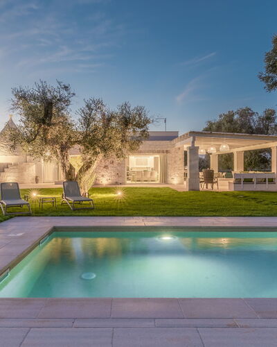 Trullo Brenda: Jardín, Césped, Inmuebles, Paisajismo, Piscina, Parque, Yarda, Casa De Campo, Villa, Mansión