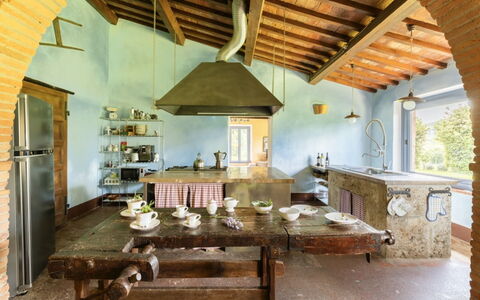 Podere Monti: Mueble, Diseño De Interiores, Madera, Casa, Piso, Casa, Cocina, Mesa, Techo, Silla