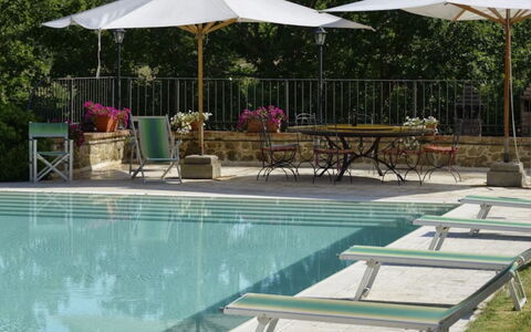Mulino della Villa: Mueble, Paraguas, Mueble Para Exteriores, Piscina, Silla, Sombra, Mesa, Recurso, Material Compuesto, Mesa Al Aire Libre