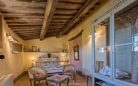 Prugnolo: Mueble, Pared, Diseño De Interiores, Piso, Suelo, Techo, Habitación, Encendiendo, Cama, Habitación