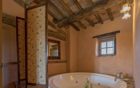 Prugnolo: Pared, Arreglo De Tubería, Bañera, Diseño De Interiores, Piso, Techo, Suelo, Baño, Material Compuesto, Plomería