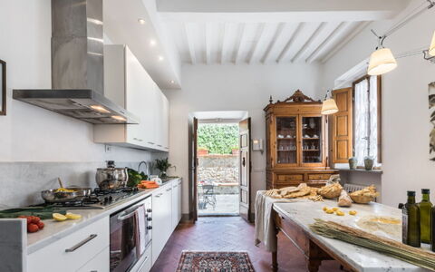 Villa Cerreta: Cocina, Mueble, Casa, Mostrador, Piso, Diseño De Interiores, Aparato De Cocina, Casa, Electrodoméstico, Encendiendo